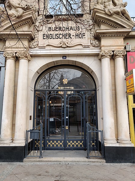 Eingang zum Gebäude der Kanzlei
